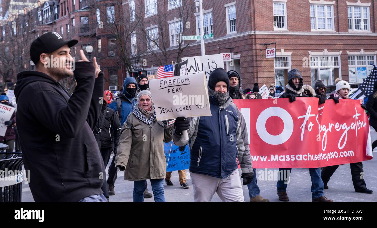 15 gennaio 2022, Boston, Massachusetts, Stati Uniti d'America: I manifestanti del mandato di vaccino anti COVID-19 marciano contro il mandato di Boston. Il sindaco di Boston Michelle Wu ha annunciato che la dimostrazione della vaccinazione contro il COVID-19 è necessaria all'ingresso in alcuni spazi interni a Boston, in quanto i mandati per il vaccino indoor Citys entrano in vigore il 15 gennaio 2022. La città ha anche annunciato che richiederà la vaccinazione di tutti i dipendenti della città sulla stessa linea temporale (15 gennaio per la prima dose e 15 febbraio per la seconda dose), a meno che non venga concessa una sistemazione ragionevole per motivi medici o religiosi Foto Stock