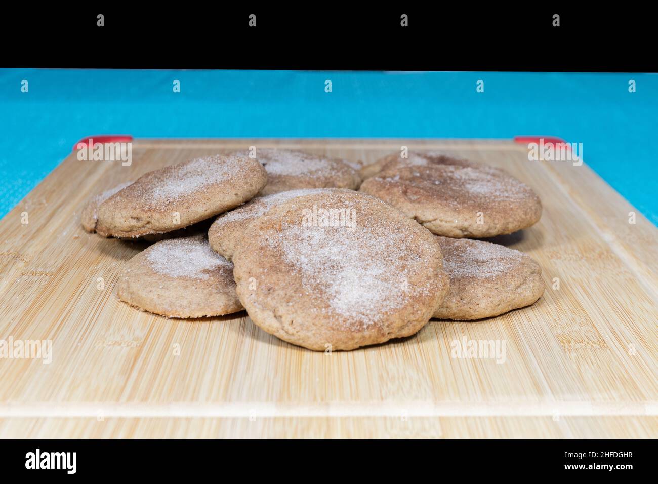Visualizzazione di yummy Snickerdoodle Cookies sul blocco macellaio Foto Stock