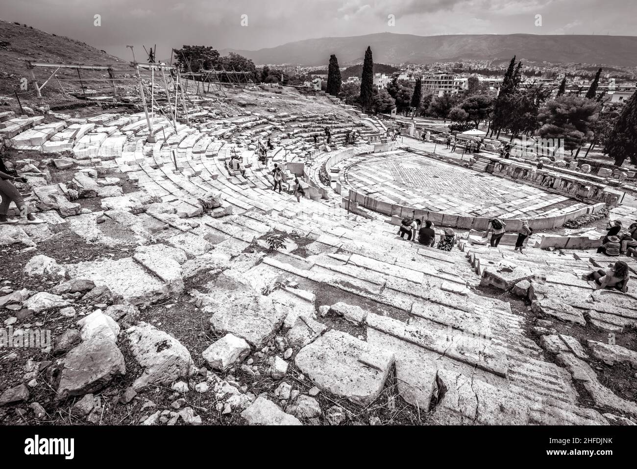 Atene - 8 maggio 2018: La gente visita il Teatro di Dioniso ai piedi dell'Acropoli, Atene, Grecia. Europa. E' famosa attrazione turistica di Atene. Panora Foto Stock