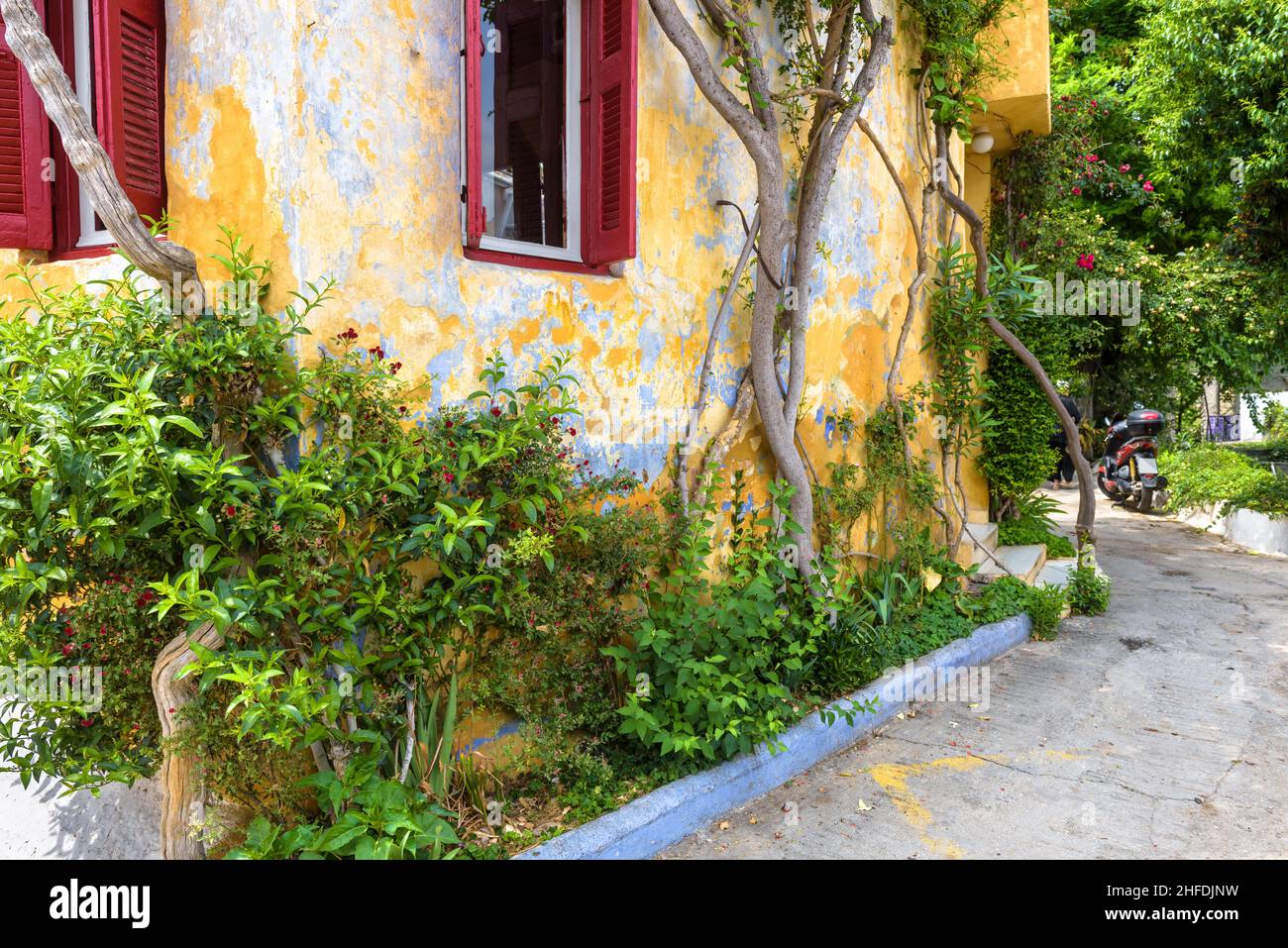 Strada accogliente nel distretto di Plaka, Atene, Grecia, Europa. Plaka è attrazione turistica di Atene. Strada panoramica e vecchia casa residenziale con piante in Ath Foto Stock