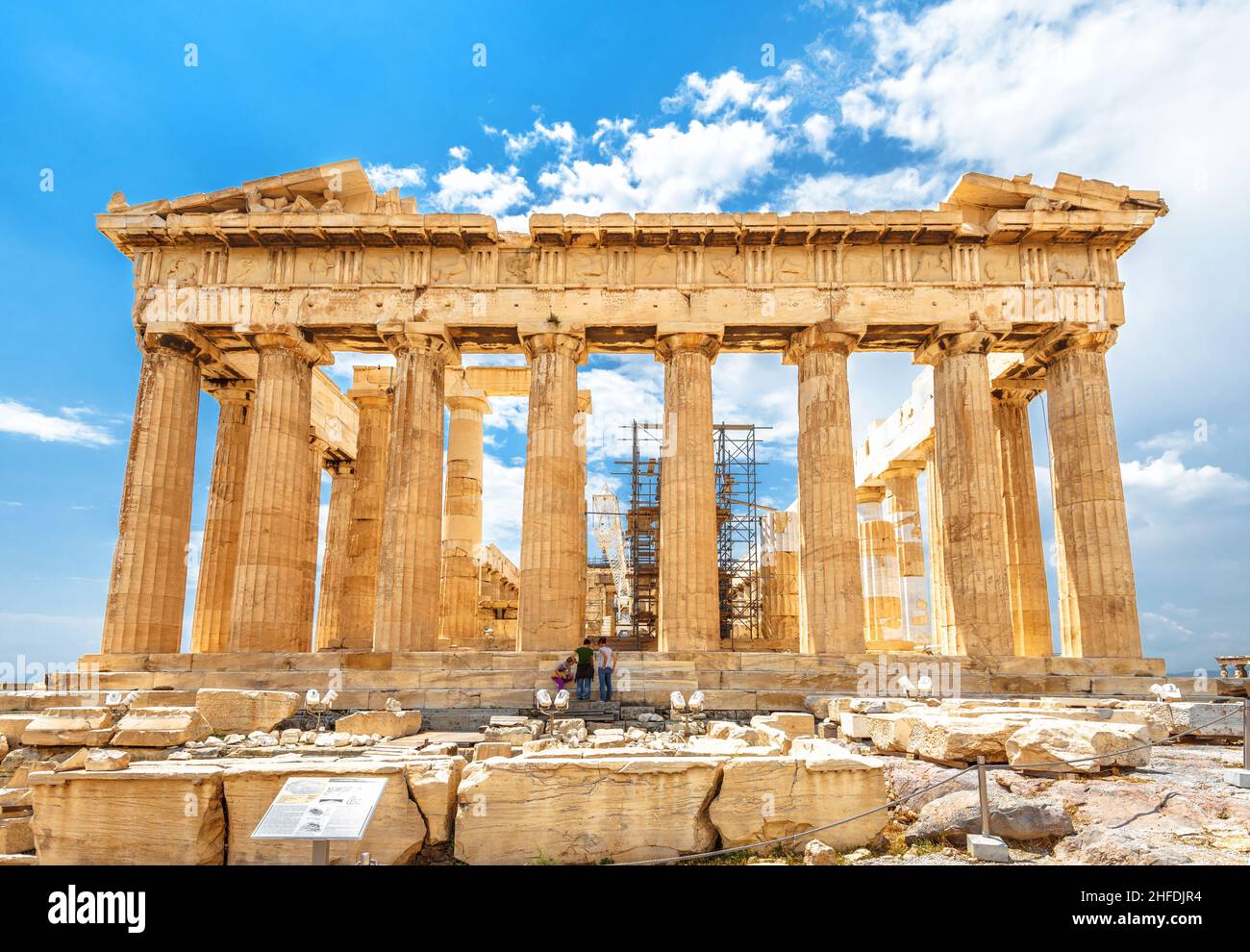 Atene - 8 maggio 2018: Tempio del Partenone sull'Acropoli di Atene, Grecia, Europa. E' il punto di riferimento principale di Atene. Famose rovine dell'edificio, antico monu greco Foto Stock