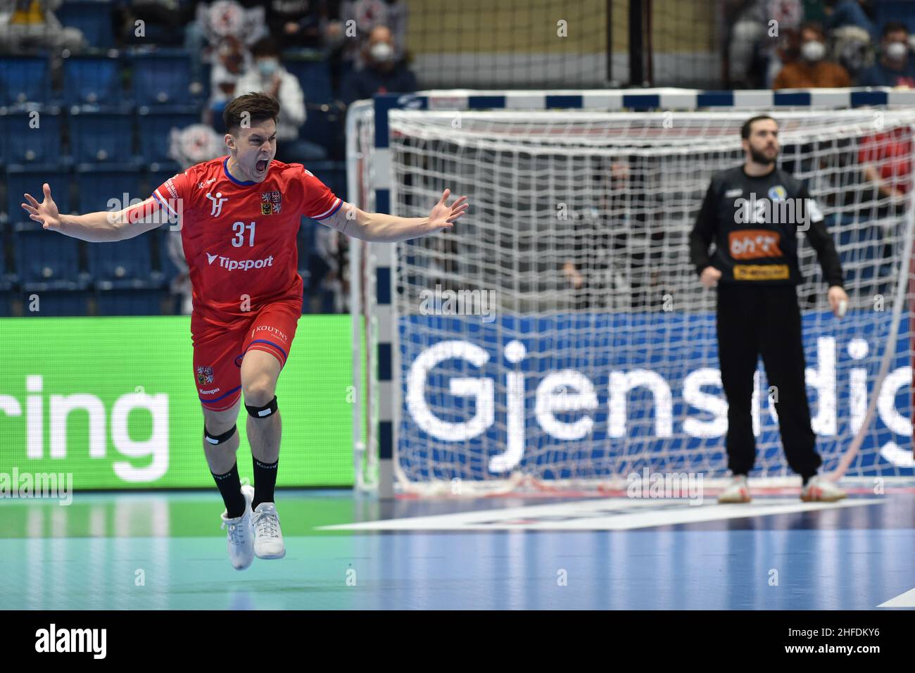 Bratislava, Slovacchia. 15th Jan 2022. Il ceco Matej Klima celebra il traguardo durante la partita del campionato europeo di pallamano maschile Bosnia-Erzegovina contro Repubblica Ceca a Bratislava, Slovacchia, 15 gennaio 2022. Credit: Vaclav Salek/CTK Photo/Alamy Live News Foto Stock