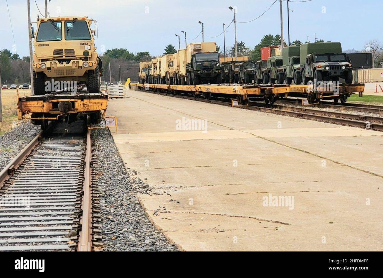 Le attrezzature appartenenti ad un'unità dell'esercito di dispiegamento sono indicate su vagoni ferroviari nell'ambito delle operazioni ferroviarie il 27 aprile 2021 a Fort McCoy, Wis., indipendentemente dal fatto che durante la seconda guerra mondiale le truppe e le attrezzature fossero in movimento o altre contingenze, Oppure portare in o inviare attrezzature e forniture per un esercizio odierno, la ferrovia sarà sempre un modo primario di trasporto a Fort McCoy. (STATI UNITI Foto dell'esercito di Scott T. Sturkol, Ufficio degli affari pubblici, Fort McCoy, Wis.) Foto Stock