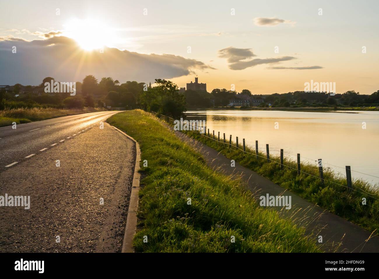Tramonto dorato su Warkworth, Northumberland Foto Stock