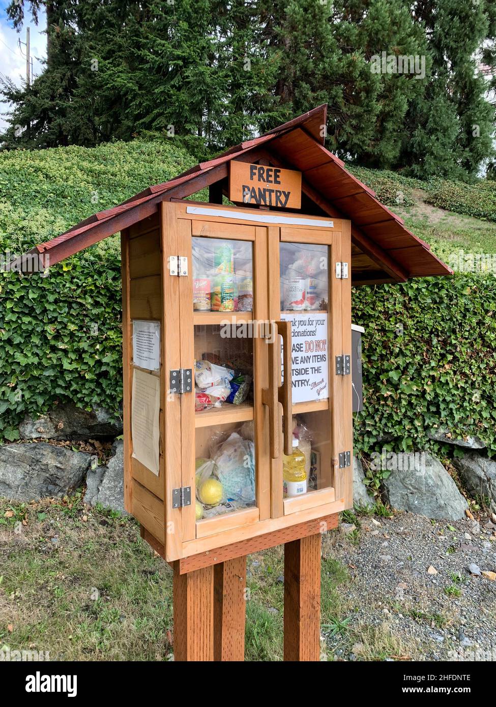 Bothell Washington USA - 10-06-2021: Dispensa alimentare gratuita di fronte alla chiesa Foto Stock