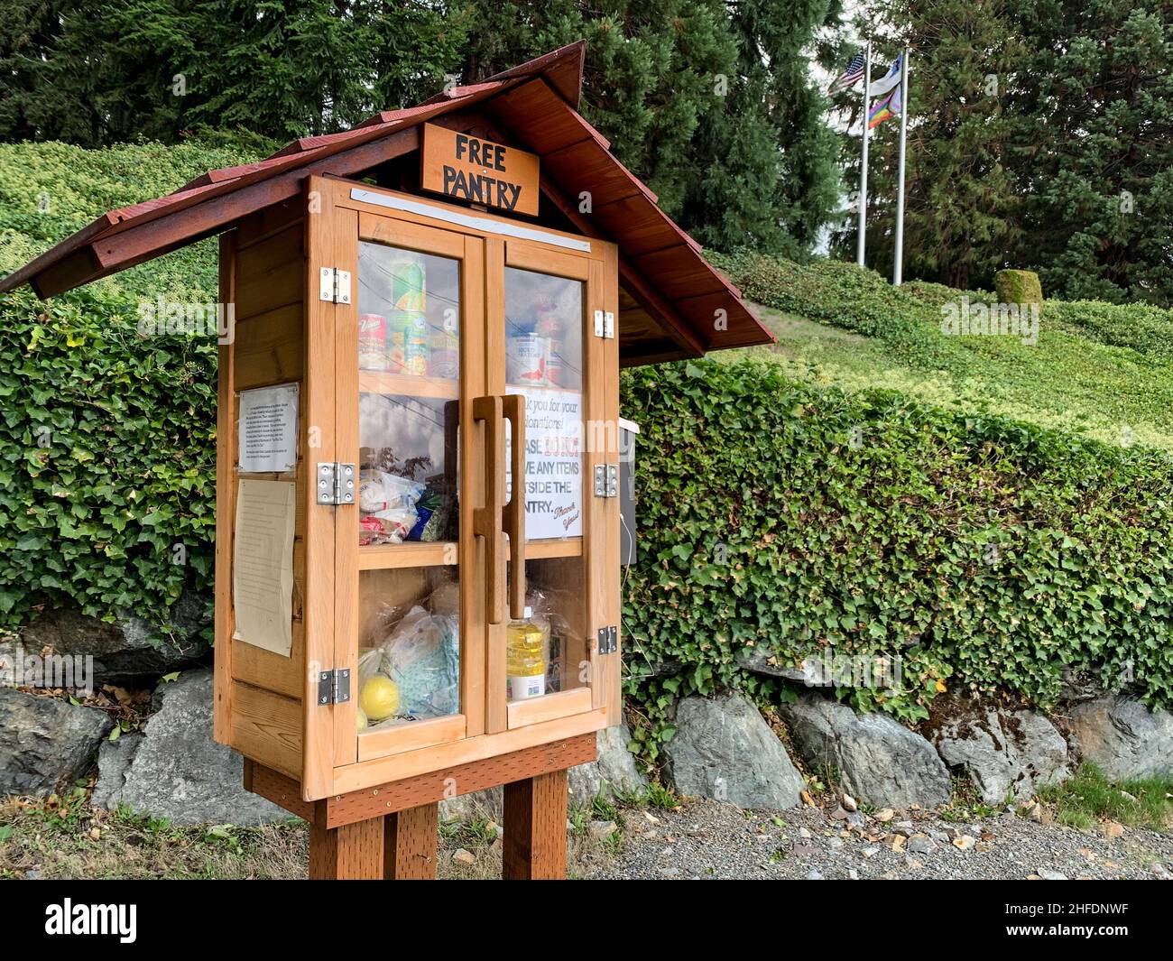 Bothell Washington USA - 10-06-2021: Dispensa alimentare gratuita di fronte alla chiesa Foto Stock