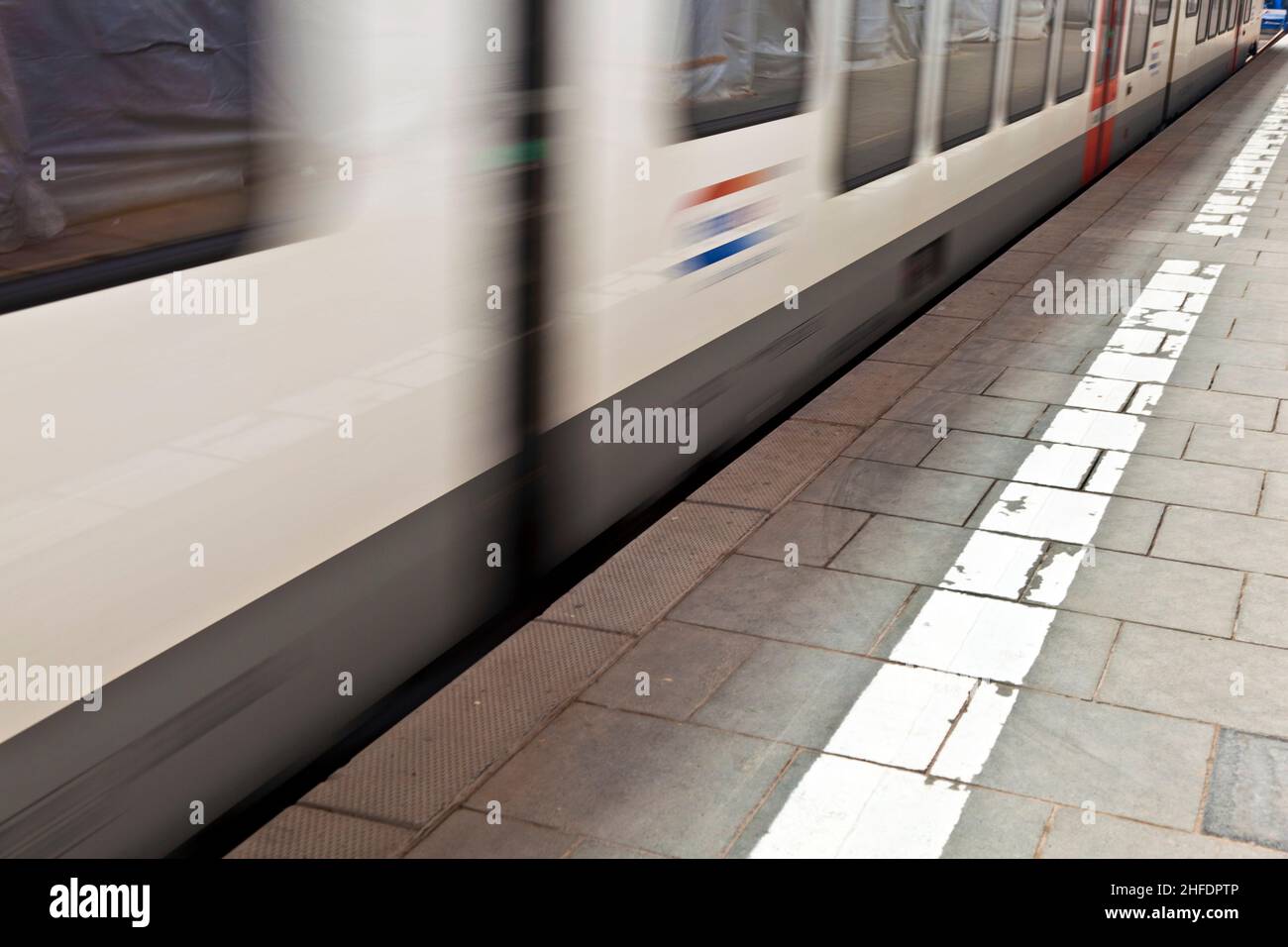 treno in stazione con velocità Foto Stock