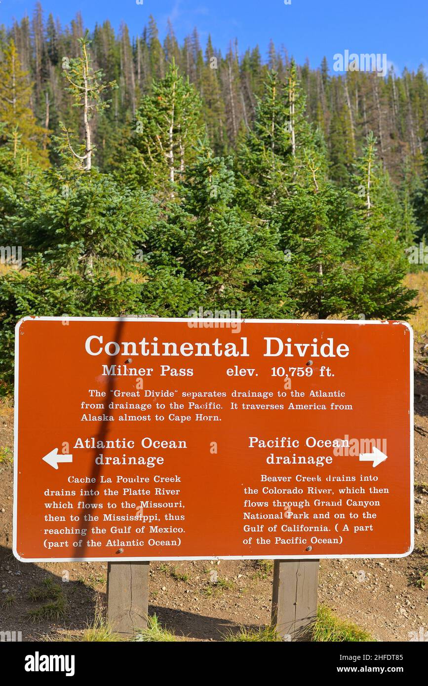 Scenico autunno natura lungo l'autostrada 34 / Trail Ridge Rd verso il Continental divide (10'759 piedi di altitudine), Grand County CO Foto Stock