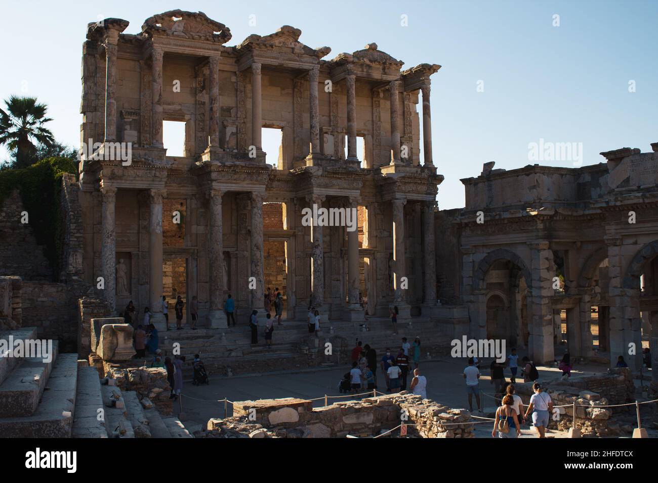 Izmir, Selcuk, Turchia - 30 agosto 2021: Biblioteca di Celso in Efeso. Antica città di Efeso a Izmir. Rovine dell'impero romano Foto Stock