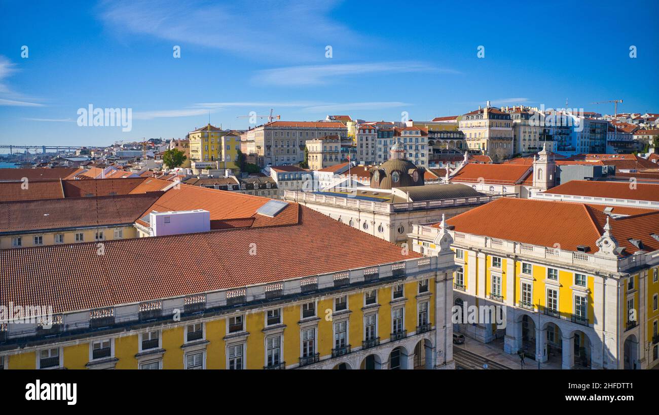 Vista aerea del drone su Piazza del Commercio e il comune di Lisbona (Municipio) Foto Stock