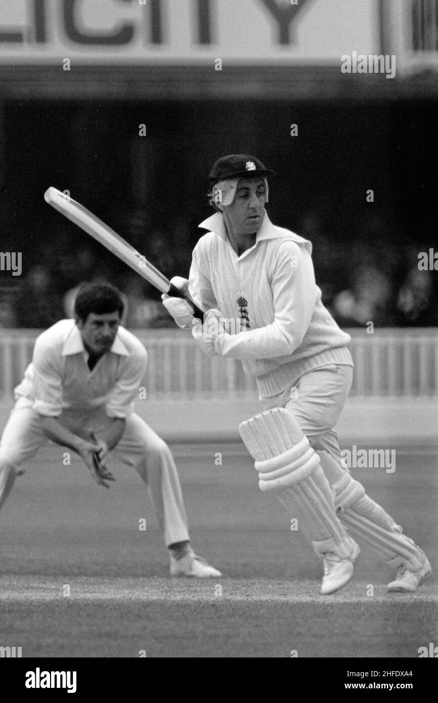 Mike Brearley battendo, indossando un prototipo di head Guard, Inghilterra contro nuova Zelanda, terzo test match, Lord's Cricket Ground, Londra, Inghilterra 28 agosto 1978. Fielder è Bevan Congdon (NZ). Foto Stock