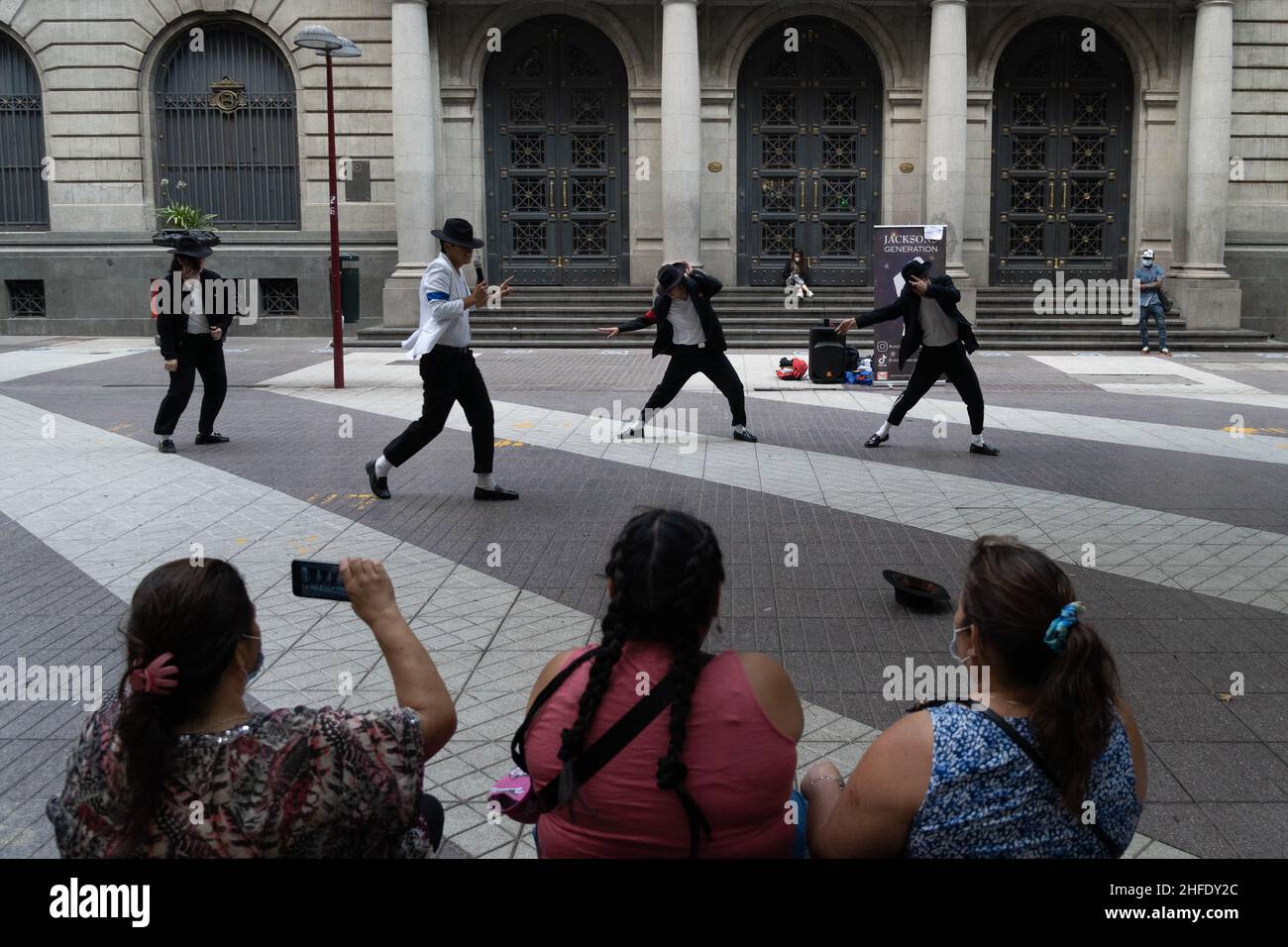 Santiago, Metropolitana, Cile. 15th Jan 2022. La gente guarda una danza di gruppo tributo Michael Jackson su una passerella pedonale a Santiago, Cile. Il paese ha registrato 9.284 nuovi casi di convivio sabato, un record finora nella pandemia in Cile. (Credit Image: © Matias Basualdo/ZUMA Press Wire) Foto Stock