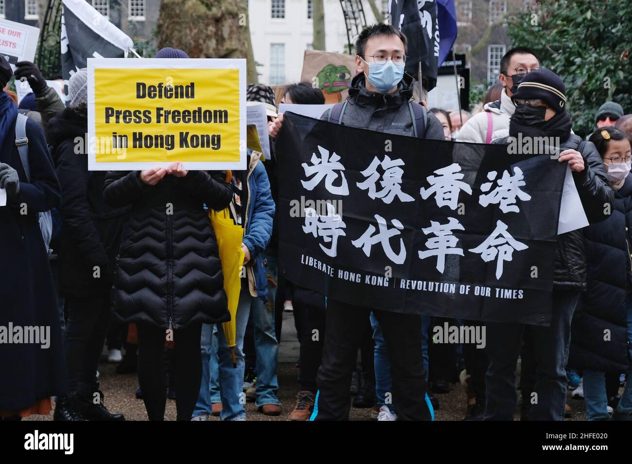 Londra, Regno Unito, 15th gennaio, 2022. Centinaia di sostenitori della comunità internazionale di Hong Kong si sono riuniti per un raduno a Piccadilly Circus che ha dimostrato solidarietà con i giornalisti dell'ex colonia britannica in seguito alla chiusura di diversi notiziari a favore della democrazia negli ultimi mesi. I manifestanti si sono poi marciato presso l'Ufficio economico e commerciale di Hong Kong per consegnare a mano lettere per protestare contro il declino della libertà di stampa. Credit: Undicesima ora Fotografia/Alamy Live News Foto Stock