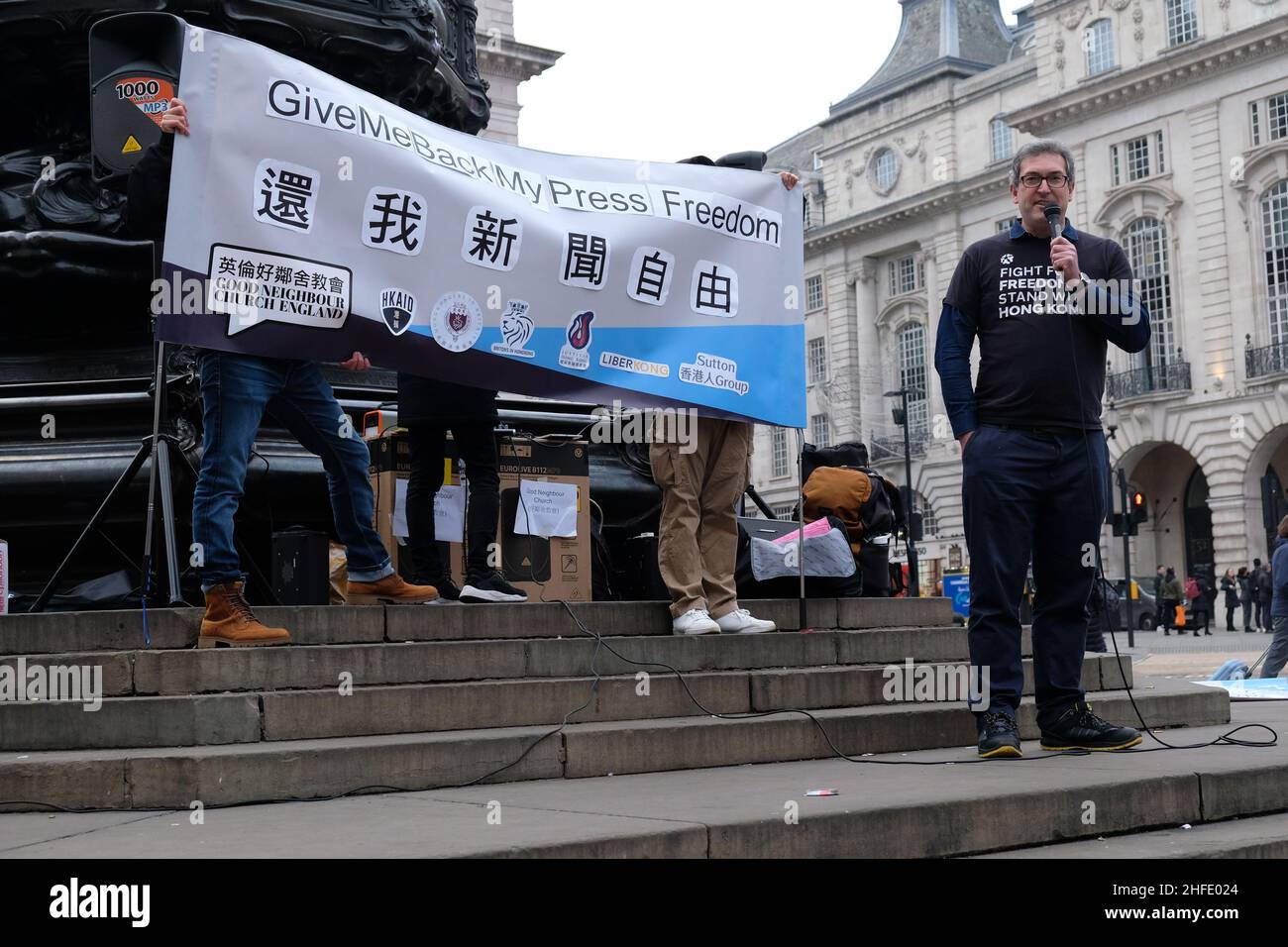 Londra, Regno Unito, 15th gennaio, 2022. Centinaia di sostenitori della comunità internazionale di Hong Kong si sono riuniti per un raduno a Piccadilly Circus che ha dimostrato solidarietà con i giornalisti dell'ex colonia britannica in seguito alla chiusura di diversi notiziari a favore della democrazia negli ultimi mesi. I manifestanti si sono poi marciato presso l'Ufficio economico e commerciale di Hong Kong per consegnare a mano lettere per protestare contro il declino della libertà di stampa. Credit: Undicesima ora Fotografia/Alamy Live News Foto Stock