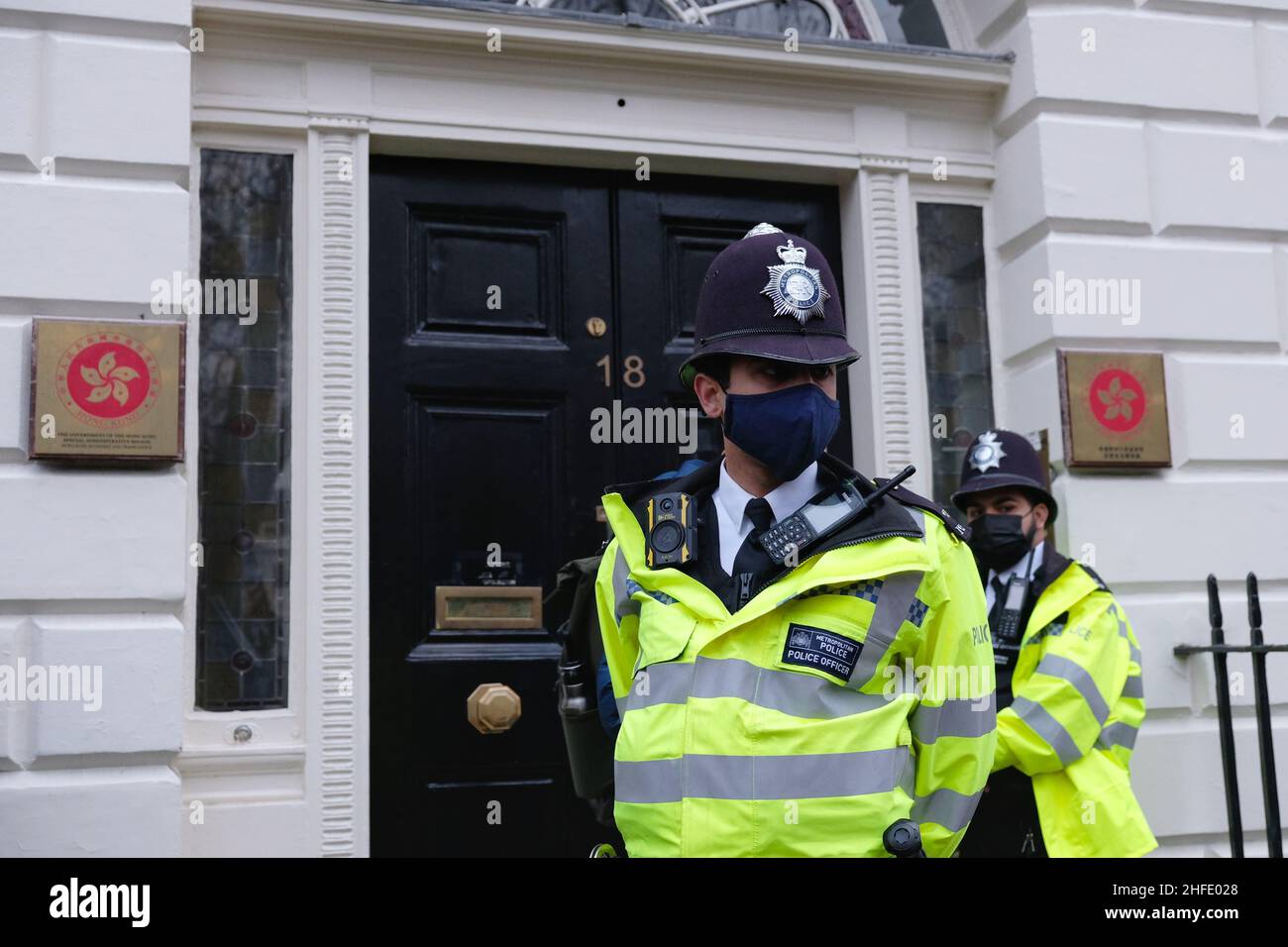 Londra, Regno Unito, 15th gennaio, 2022. Centinaia di sostenitori della comunità internazionale di Hong Kong si sono riuniti per un raduno a Piccadilly Circus che ha dimostrato solidarietà con i giornalisti dell'ex colonia britannica in seguito alla chiusura di diversi notiziari a favore della democrazia negli ultimi mesi. I manifestanti si sono poi marciato presso l'Ufficio economico e commerciale di Hong Kong per consegnare a mano lettere per protestare contro il declino della libertà di stampa. Credit: Undicesima ora Fotografia/Alamy Live News Foto Stock