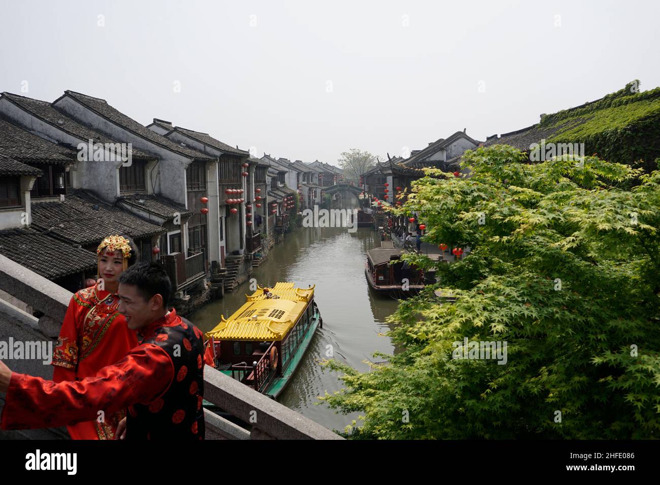 Una nuova coppia scatta foto sull'antico ponte sul canale di Suzhou. Foto Stock