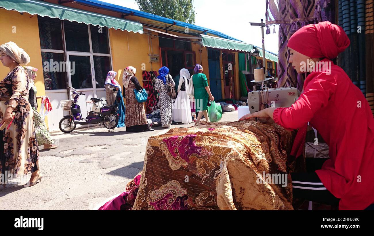 Tradizionale mercato di tessuti e cucito nell'antica città Foto Stock