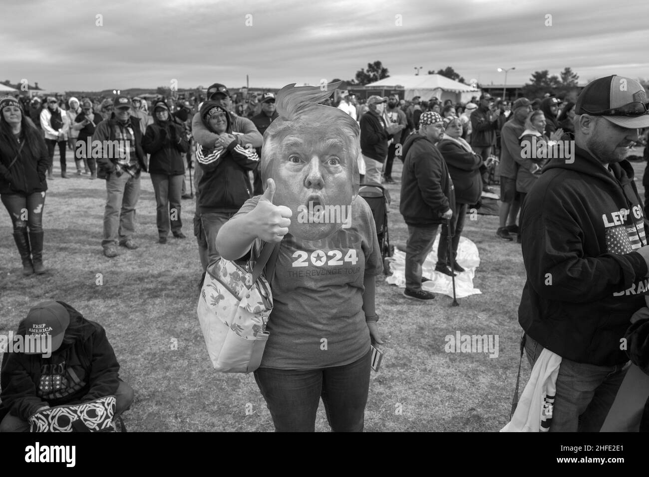 Il sostenitore di Donald Trump indossa una maschera dell’ex presidente in un raduno a Firenze, Arizona. Gennaio 15, 2022. Foto Stock