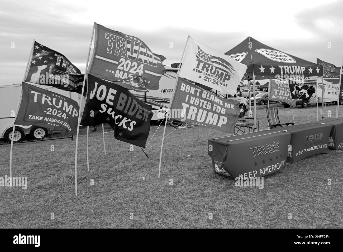 Bandiere per i sostenitori dell’ex presidente Donald Trump in un raduno a Firenze, Arizona. Gennaio 15, 2022. Foto Stock