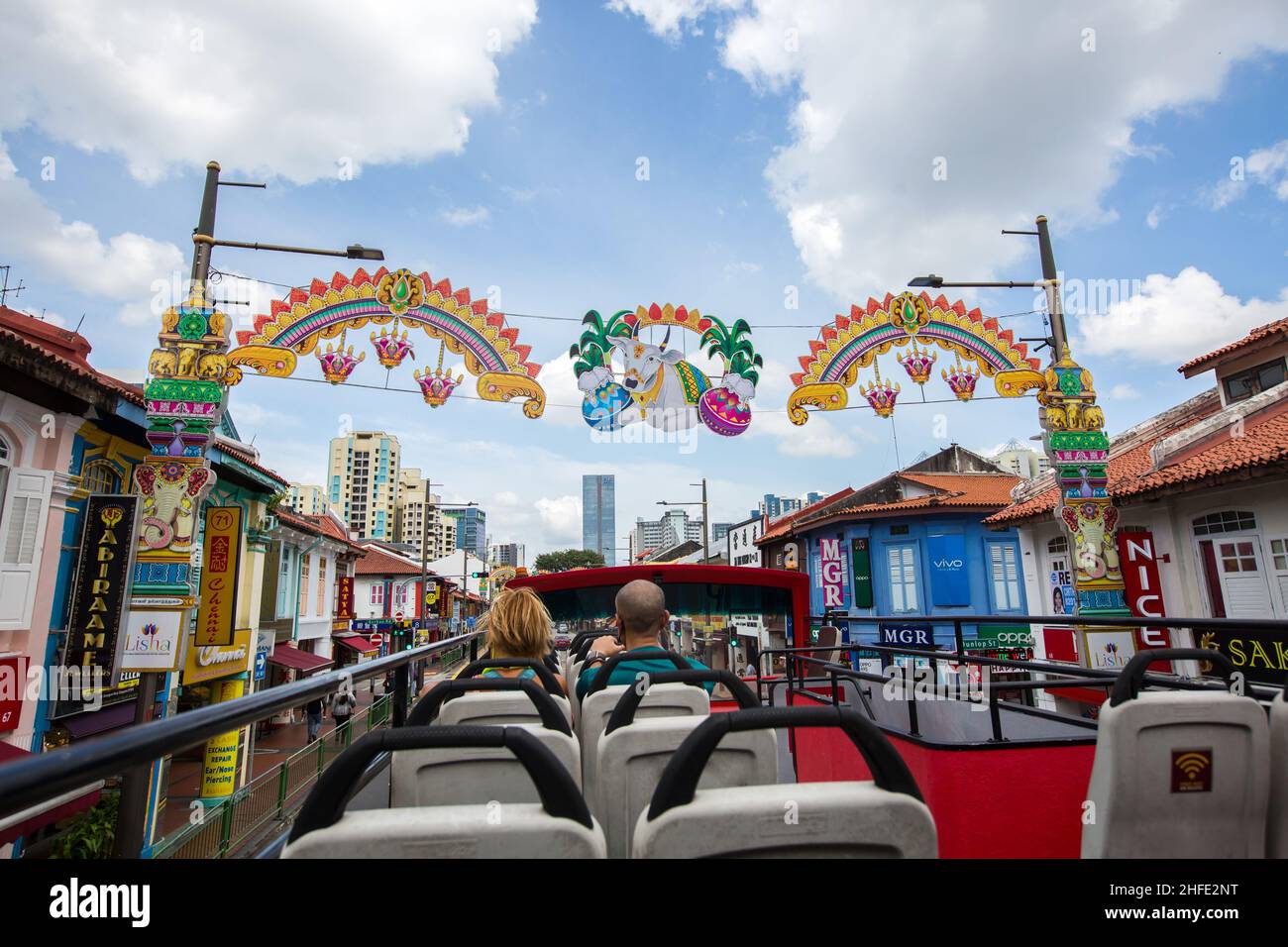 Autobus scoperto che si sposta lungo l'area di Little India Heritage Street a Singapore. Gen 2022. Foto Stock