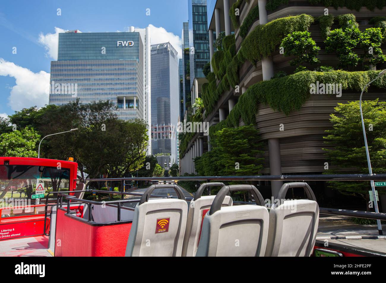 A bordo di un autobus scoperto a due piani che si trasforma nel quartiere degli affari, Singapore. Foto Stock