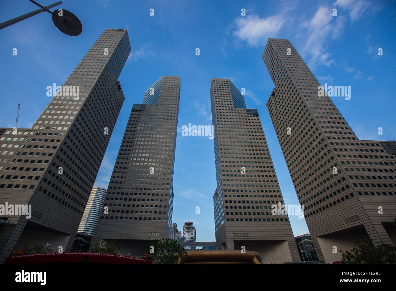 Vista aperta da autobus senza tetto per vedere quattro edifici eretti di Suntec City, uno sviluppo misto usato, valutazione a $5,4 miliardi. Singapore. Foto Stock