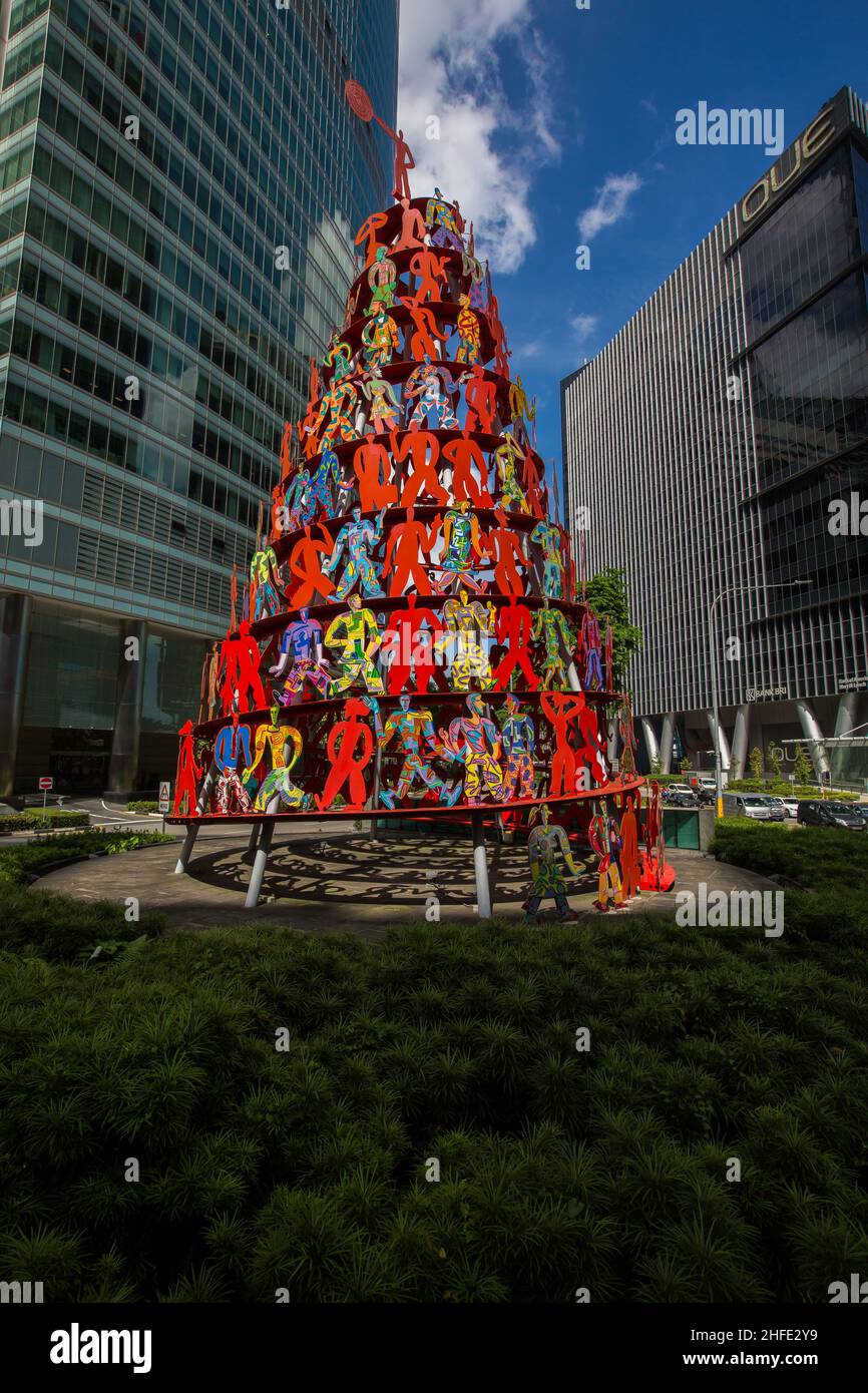 La scultura 'Momentum' di David Gerstein a One Raffles Quay raffigura un ciclo di progresso verso l'alto, che simboleggia l'energia e lo slancio di Singapore. Foto Stock