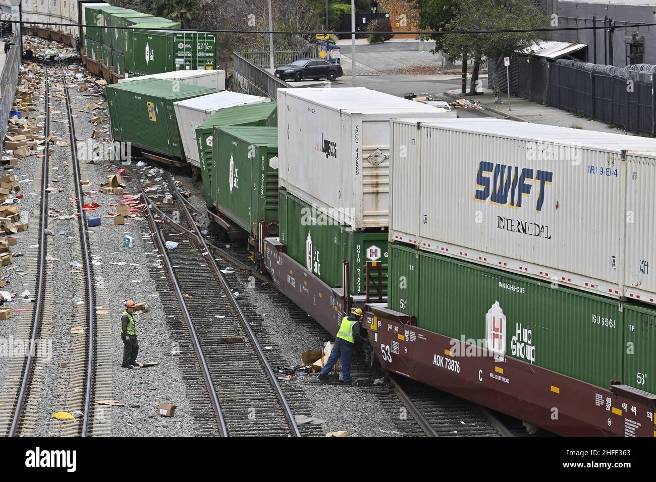 Un treno di trasporto di Union Pacific si trova inattivo dopo il  deragliamento vicino ad un'area in cui migliaia di scatole vuote sono state  lasciate dai ladri di carico nella sezione Lincoln