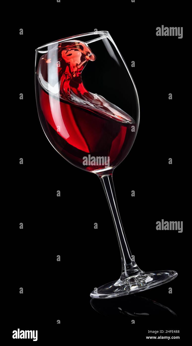 splashing vino rosso in vetro isolato su nero Foto Stock