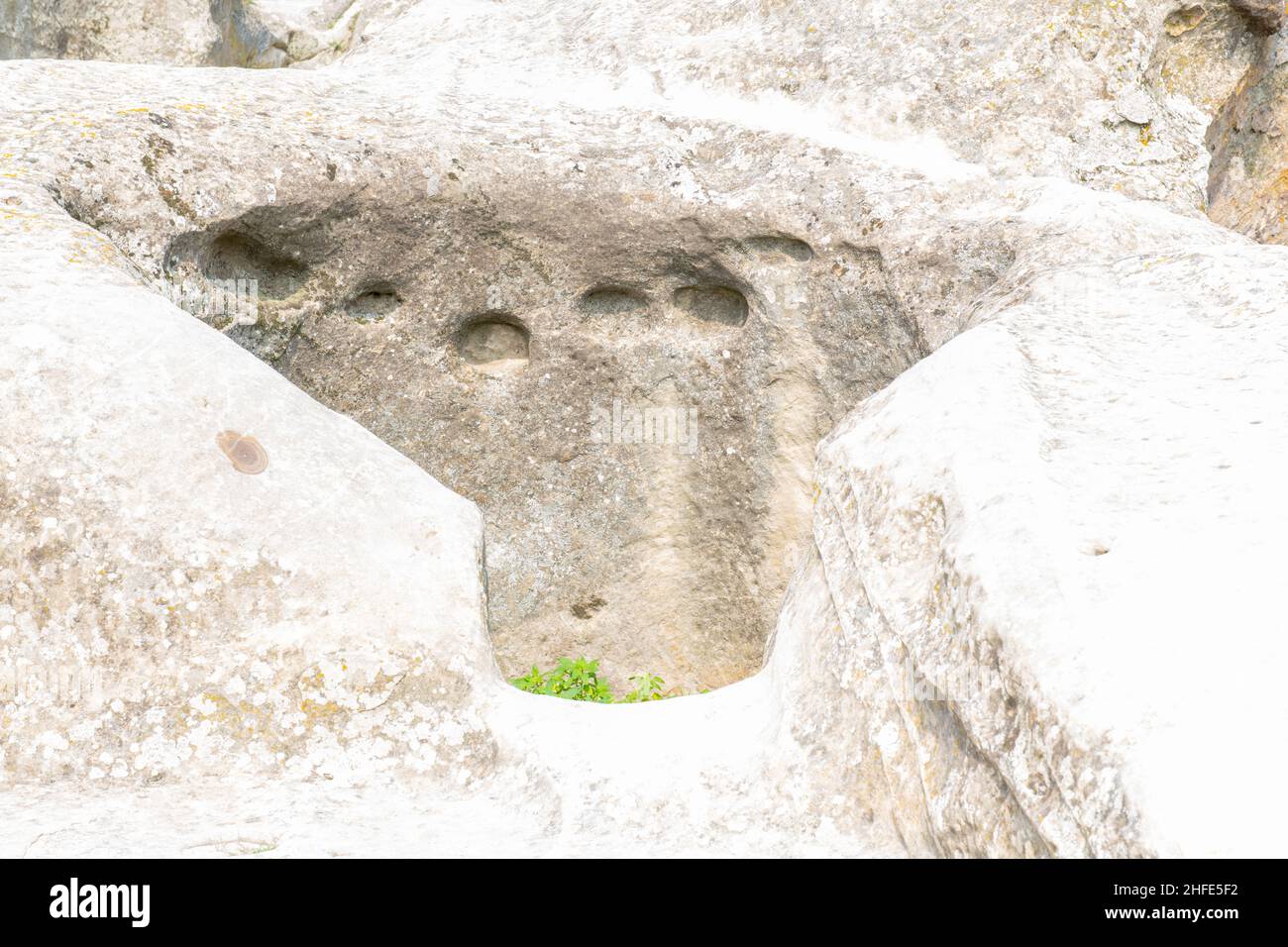 Avvincente recessi in pietre a Uplistsikhe in Georgia Foto Stock
