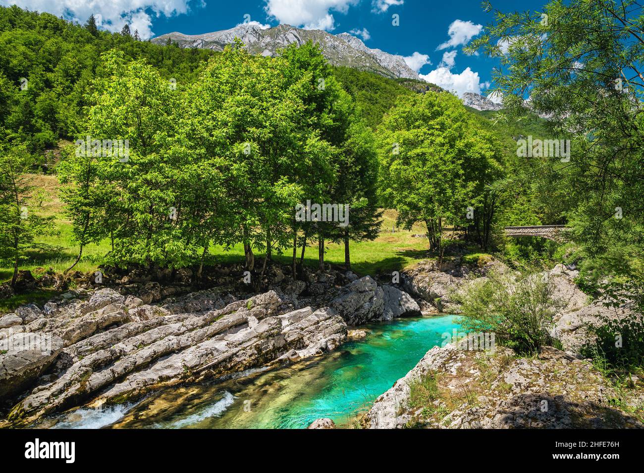 Paesaggio naturale maestoso e destinazione kayak. Meraviglioso fiume Soca turchese con costa rocciosa, Bovec, Slovenia, Europa Foto Stock