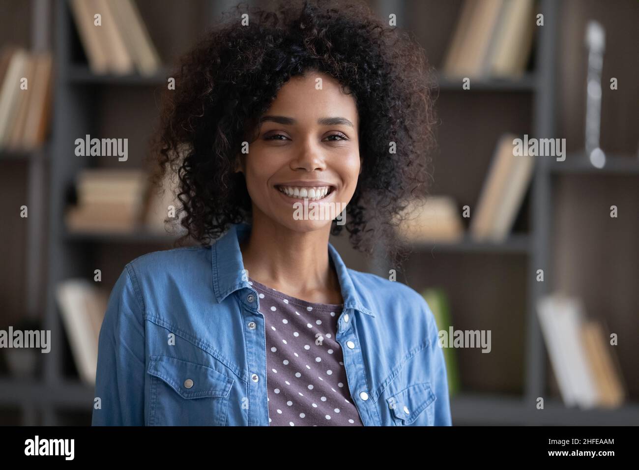 Happy millennial Afro American donna casa testa girato ritratto Foto Stock