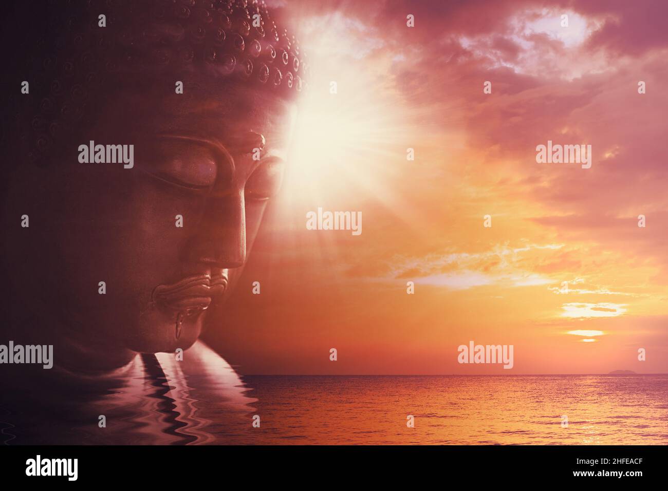 Buddha asiatico volto segno di pace calma tranquilla con mare al tramonto per meditazione sfondo pacifico Foto Stock