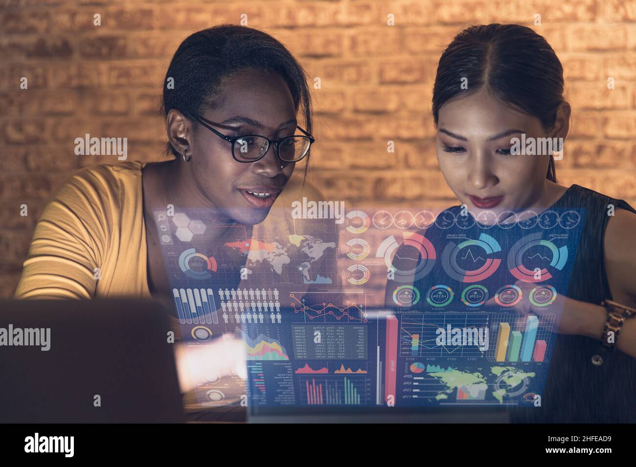 le donne d'affari che utilizzano tecnologia avanzata ologramma computer visualizzare informazioni aziendali dati Foto Stock