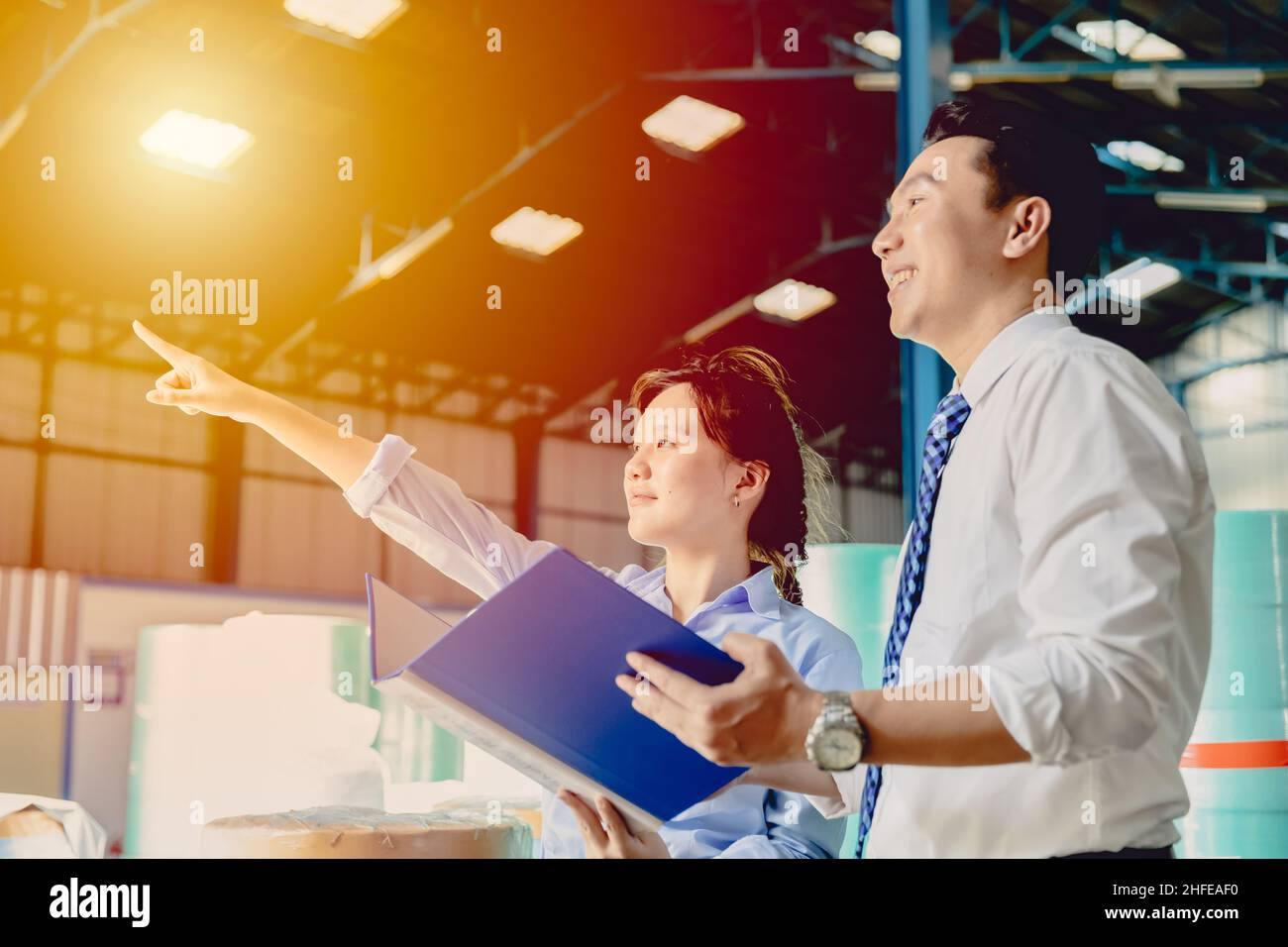 le giovani donne intelligenti in piedi puntano in avanti con l'uomo adulto per il concetto di dirigente del capo di affari Foto Stock