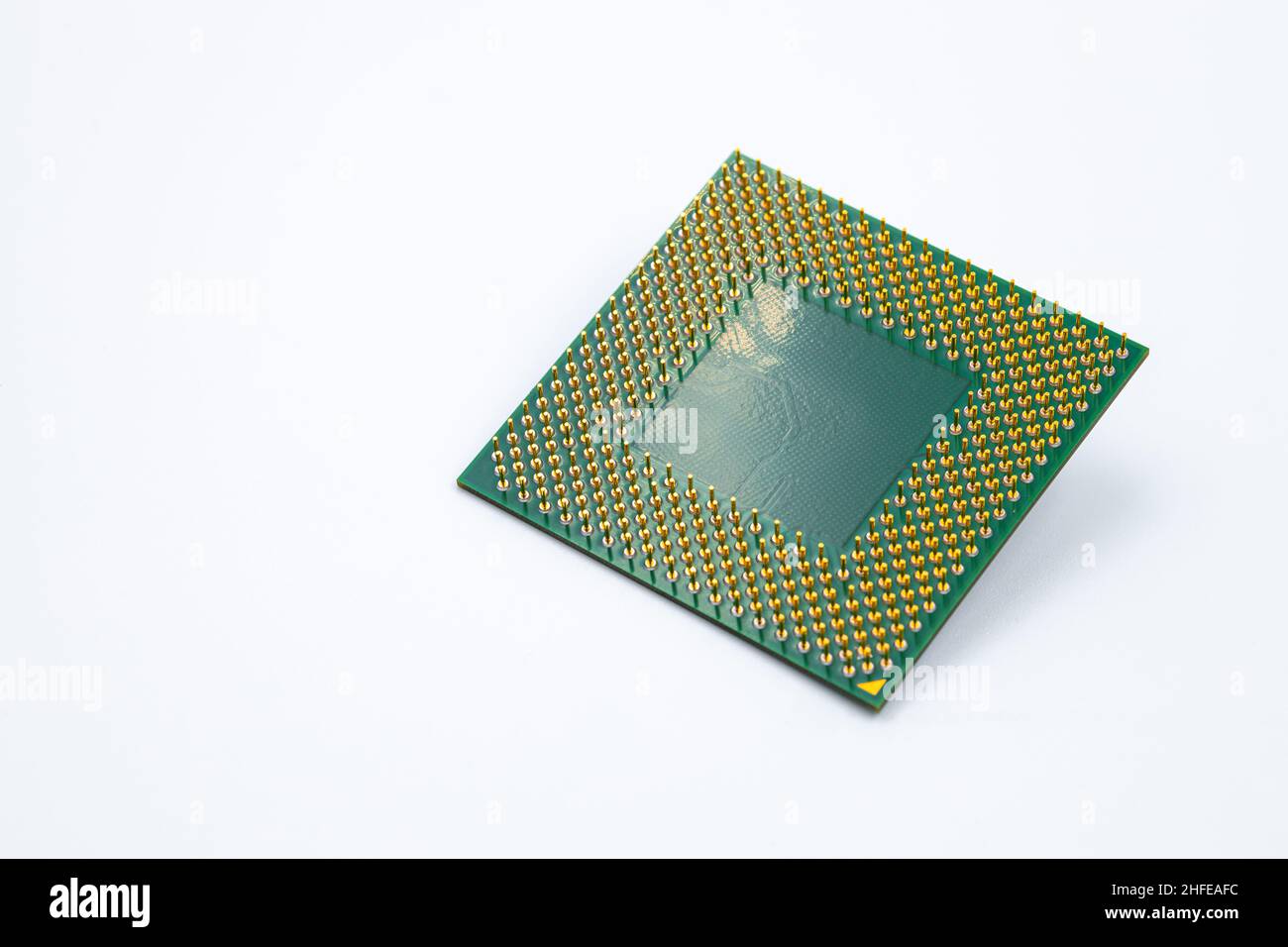 Lato posteriore del chip del processore della CPU del personal computer isolato su sfondo bianco Foto Stock