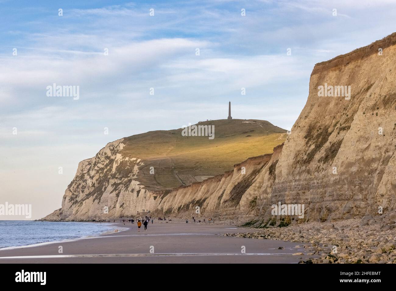 Il mare della costa opale di Cap Blanc Nez, che mostra il Monumento a Cape White Nose Francia sulla cima delle scogliere di gesso. Foto di alta qualità Foto Stock