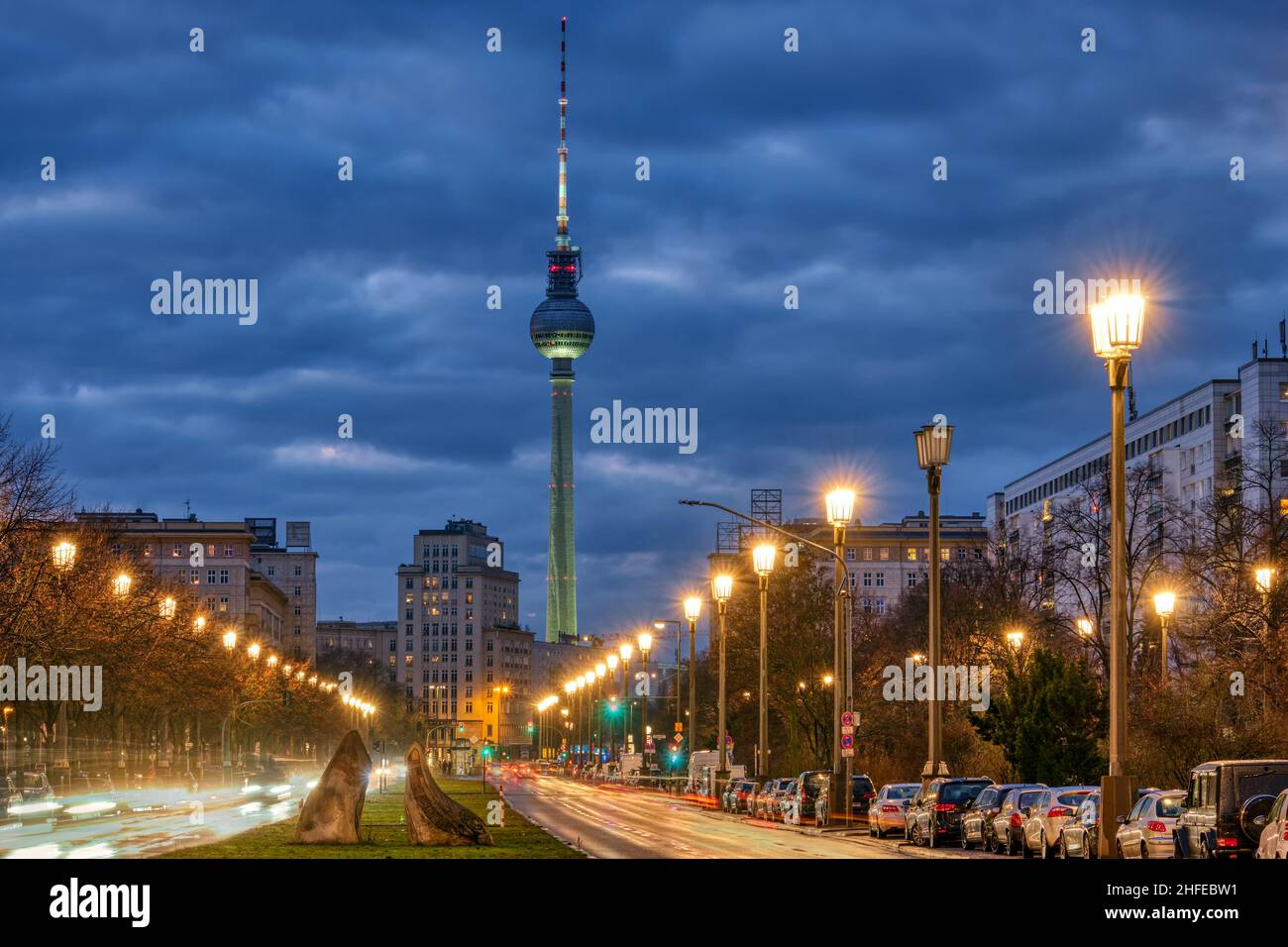 La famosa torre della televisione di Berlino con uno dei grandi viali di notte Foto Stock