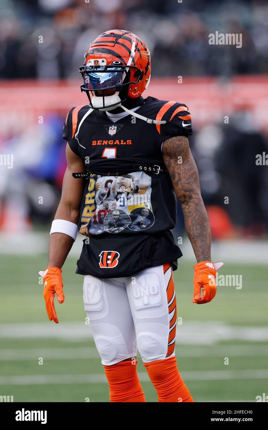 Cincinnati Bengals ampio ricevitore Jaa'Marr Chase (1) indossa una t-shirt con foto di quarterback Joe Burrow (9) durante un NFL Wild-Card Playoff football Foto Stock