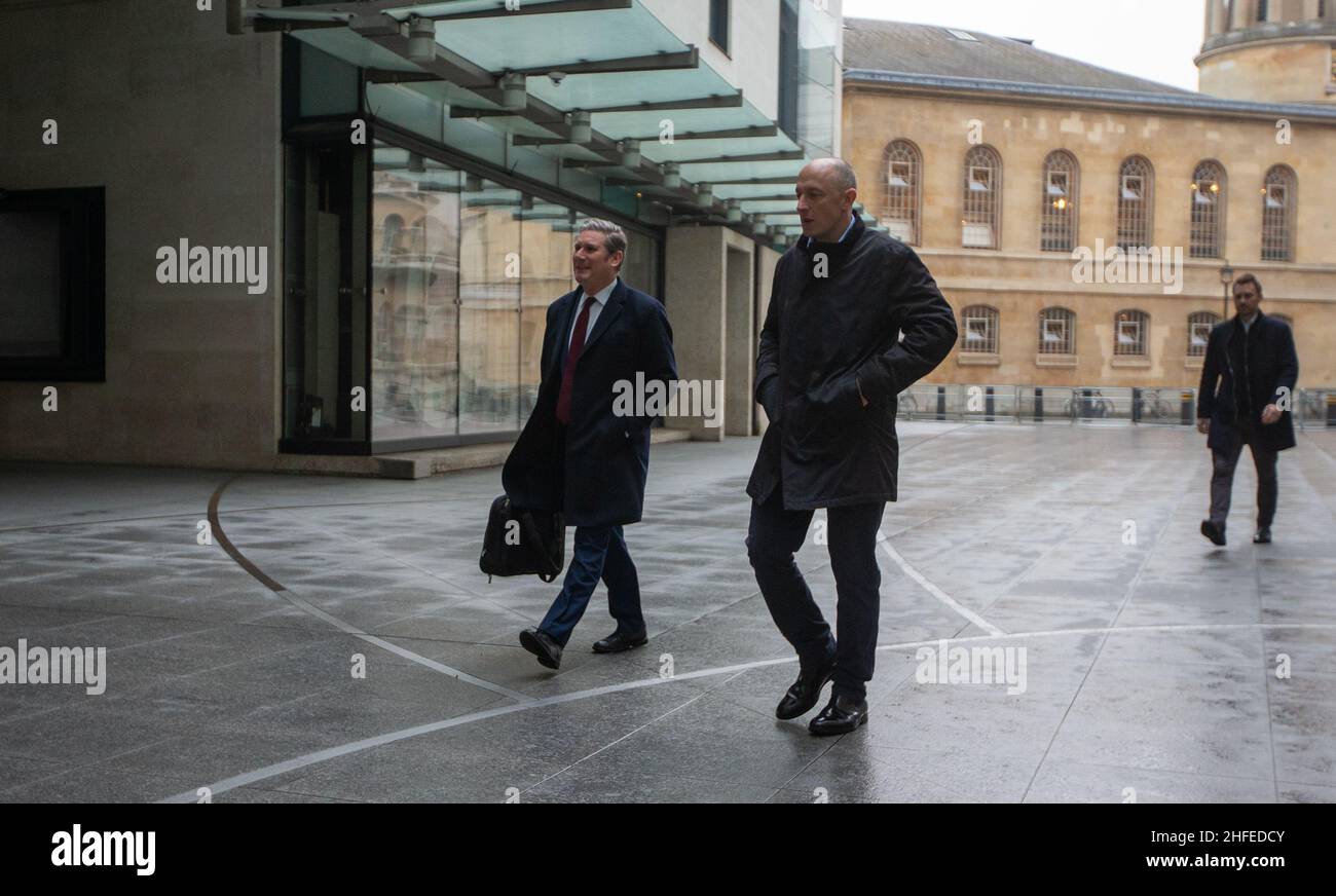 Londra, Inghilterra, Regno Unito. 16th Jan 2022. Il leader del partito laburista KEIR STARMER è visto arrivare alla BBC prima di comparire lo spettacolo Domenica mattina. (Credit Image: © Tayfun Salci/ZUMA Press Wire) Foto Stock