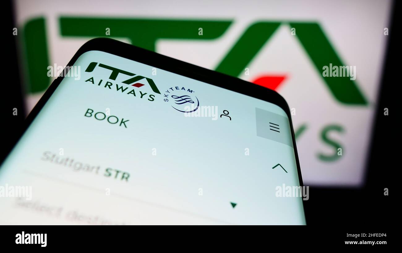 Telefono cellulare con sito web della compagnia aerea Italia trasporto Aereo S.p.A. (ITA Airways) su schermo davanti al logo. Mettere a fuoco sulla parte superiore sinistra del display del telefono. Foto Stock