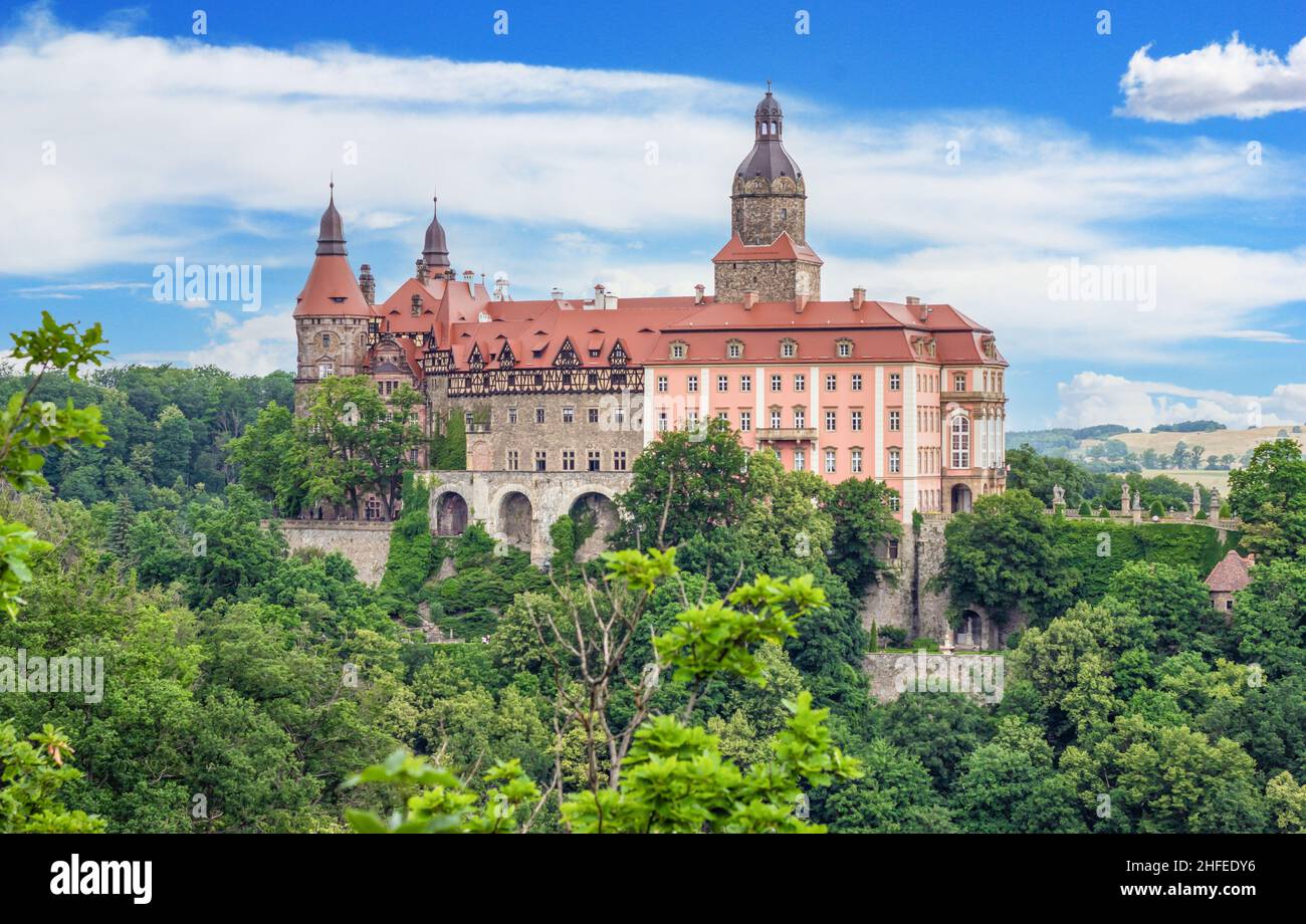 Completato nel 1292 e il più grande castello della regione della Slesia, il castello di Książ unisce architettura gotica, barocca e rococò è un mix maestoso Foto Stock