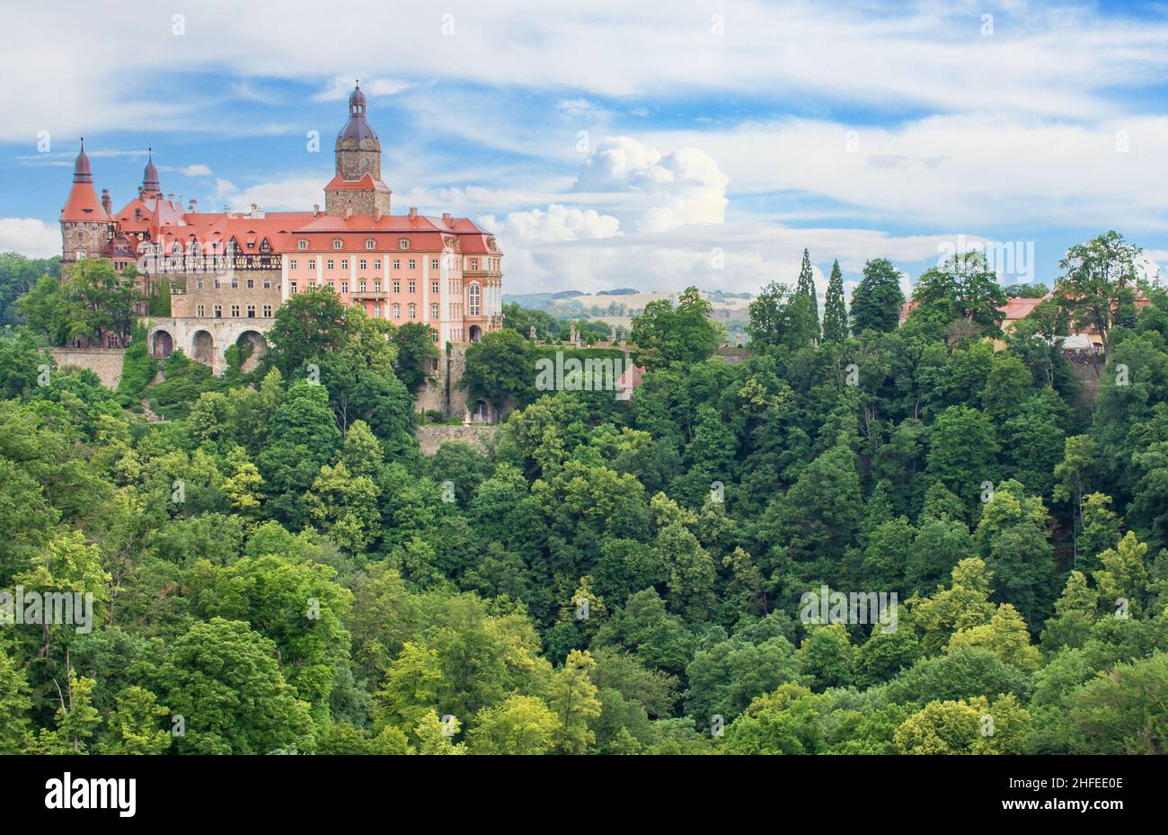 Completato nel 1292 e il più grande castello della regione della Slesia, il castello di Książ unisce architettura gotica, barocca e rococò è un mix maestoso Foto Stock