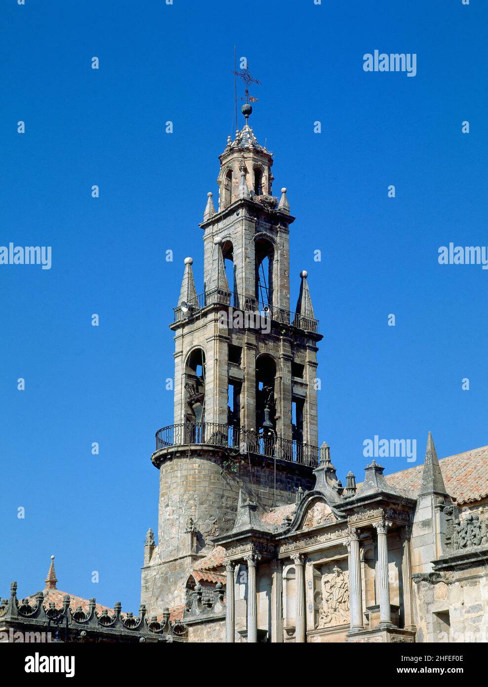 TORRE DE LA IGLESIA DE SAN JUAN BAUTISTA DE HINOJOSA DEL DUQUE CONOCIDA COMO LA CATEDRAL DE LA SIERRA - SIGLO XVI AUTORE: HERNAN RUIZ II O HERNAN RUIZ EL JOVEN. LOCALITÀ: IGLESIA DE SAN JUAN BAUTISTA. HINOJOSA DEL DUQUE. CORDOBA. SPAGNA. Foto Stock
