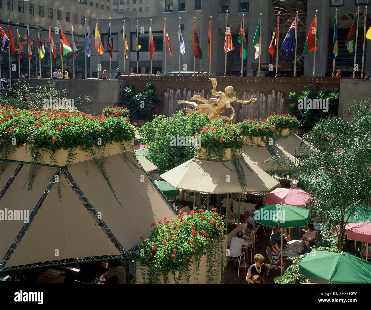 QUINTA AVENIDA-PLAZA DEL CENTRO ROCKEFELER-BANDERAS - FOTO AÑOS 80. Ubicazione: ESTERNO. NEW YORK. Foto Stock