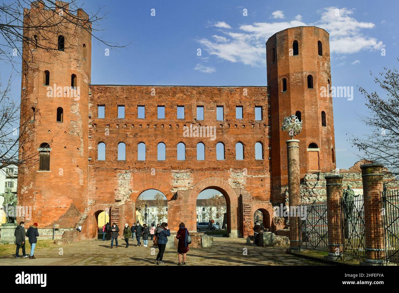 La porta Palatina, porta Palatina, una porta cittadina di epoca romana che serviva da accesso attraverso le mura della città, nel centro storico di Torino, in Piemonte Foto Stock