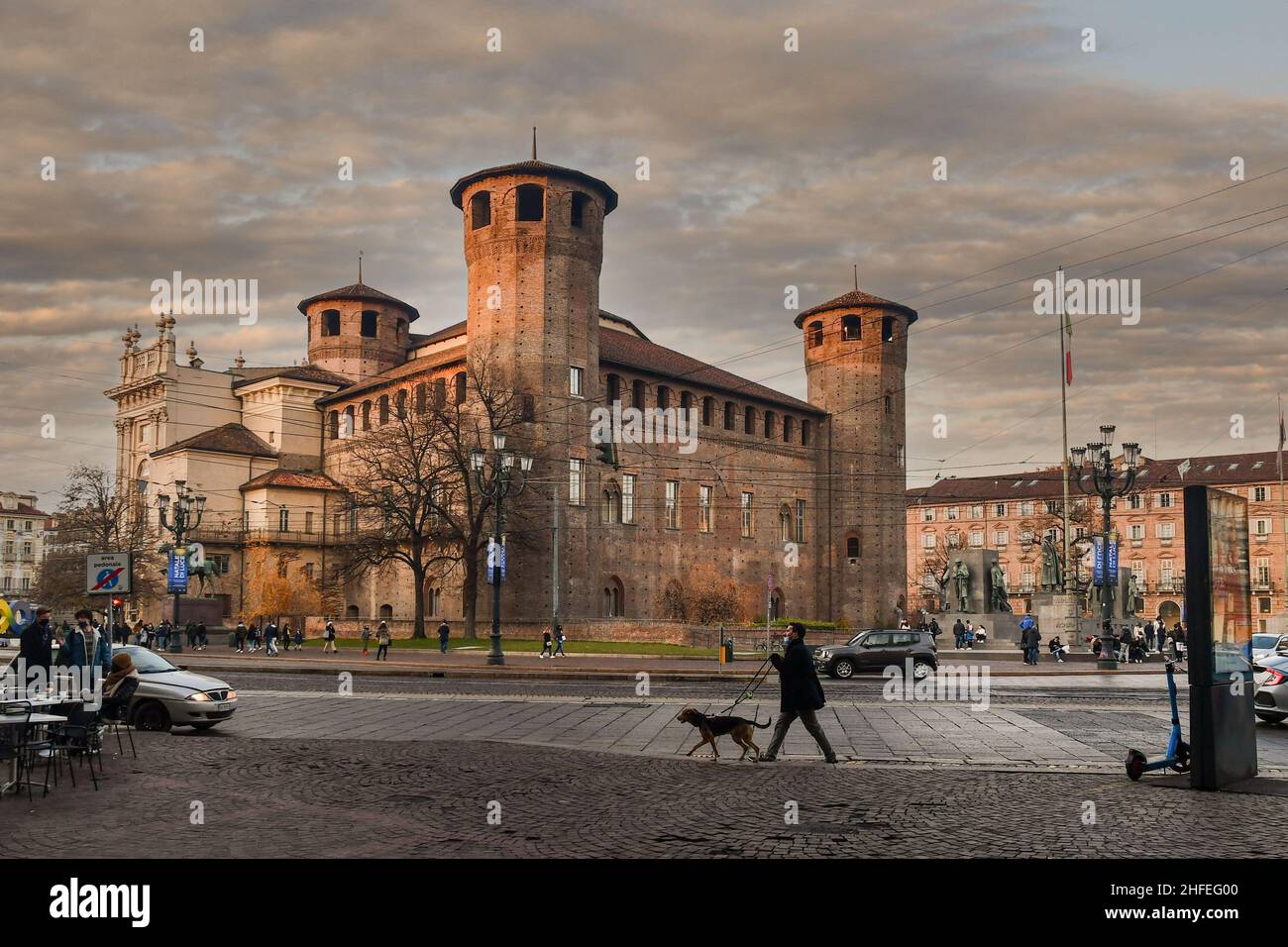 Complesso architettonico di Casaforte degli Acaja e Palazzo Madama in Piazza Castello, la piazza principale di Torino, al tramonto d'inverno, Piemonte, Italia Foto Stock
