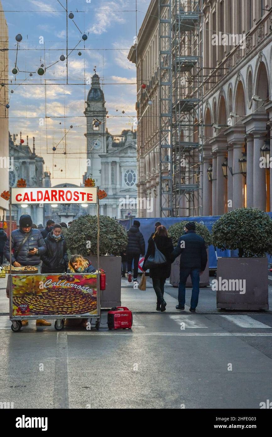 Un chiosco di castagne arrosto durante le vacanze di Natale in Via Roma, una delle strade principali del centro storico di Torino, Piemonte, Italia Foto Stock