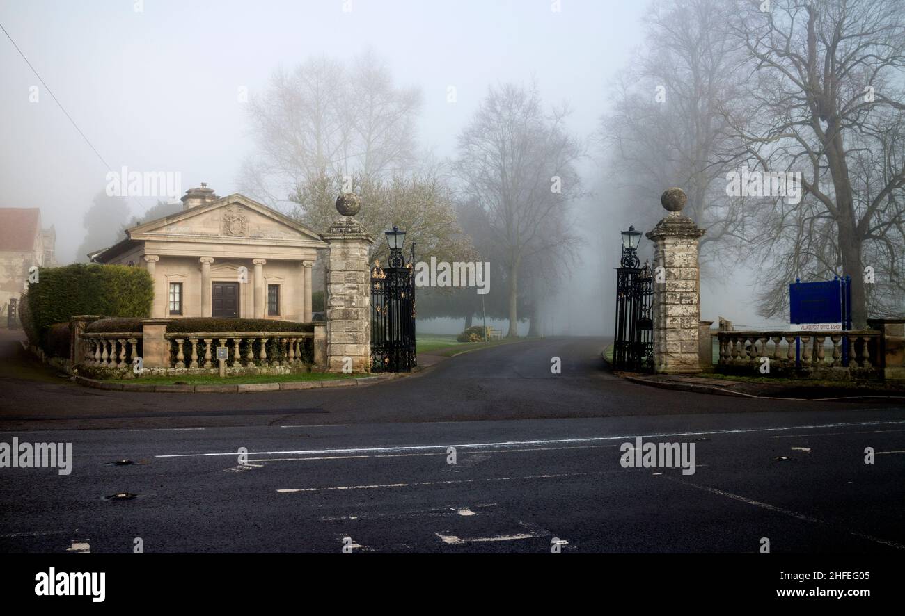 Wootton Hall cancelli e gatehouse nella nebbia d'inverno, Wootton Wawen, Warwickshire, Inghilterra, Regno Unito Foto Stock