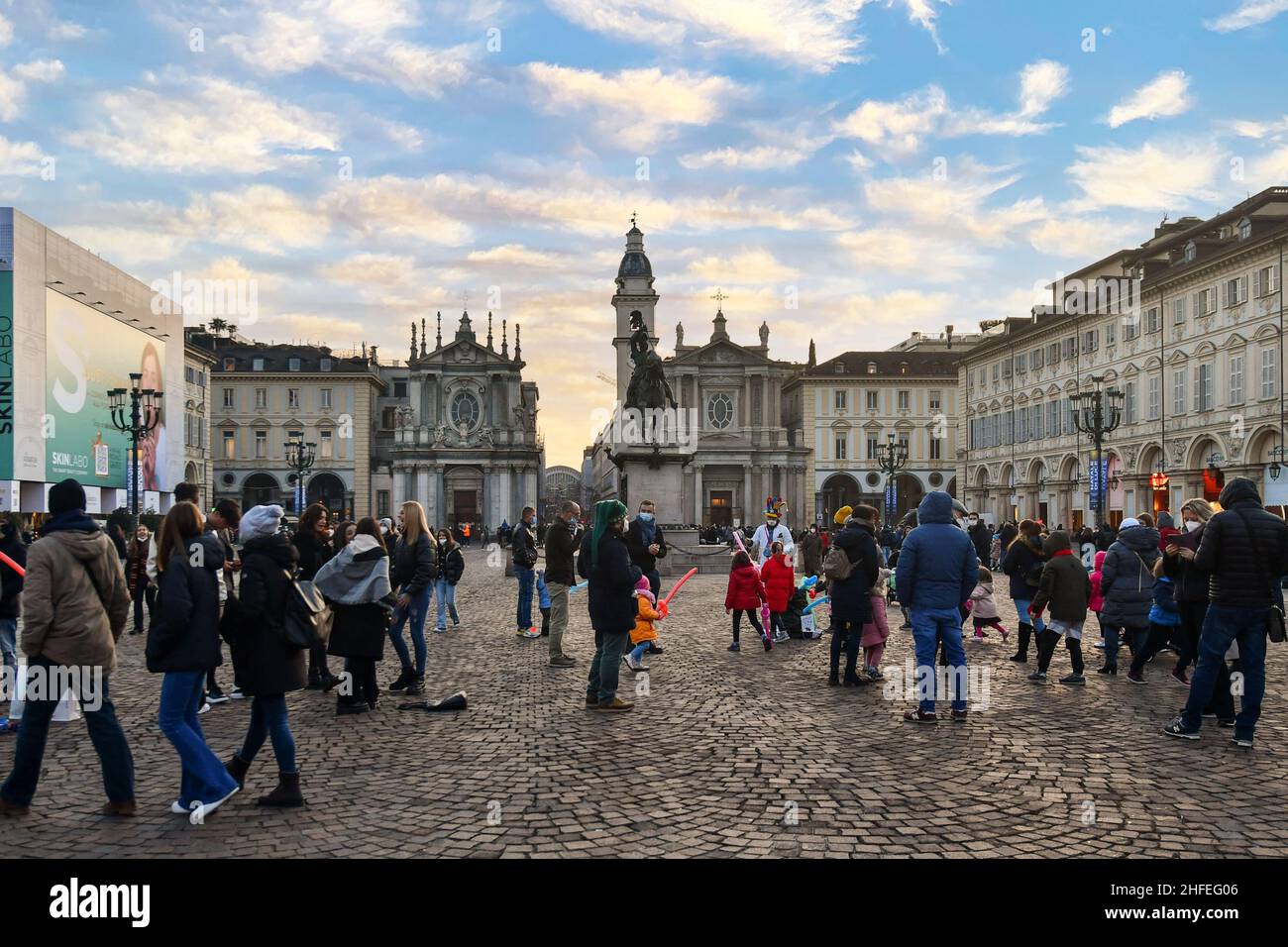 Piazza San Carlo con artisti di strada che creano palloncini e bolle di sapone per bambini durante le feste di Natale, Torino, Piemonte, Italia Foto Stock